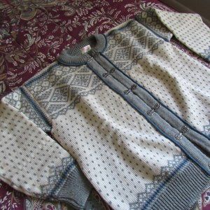 Women's Gray and White Cardigan Sweater